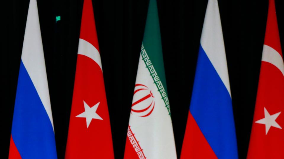 تهدف تركيا وروسيا وإيران عبر مسار أستانا للسلام, إلى التوصل إلى حل سياسي يضم كل الأطراف في سوريا 
