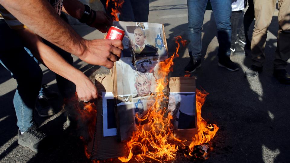 عشرات آلاف الإسرائيليين يتظاهرون للمطالبة باستقالة رئيس الوزراء بنيامين نتنياهو وحكومته

