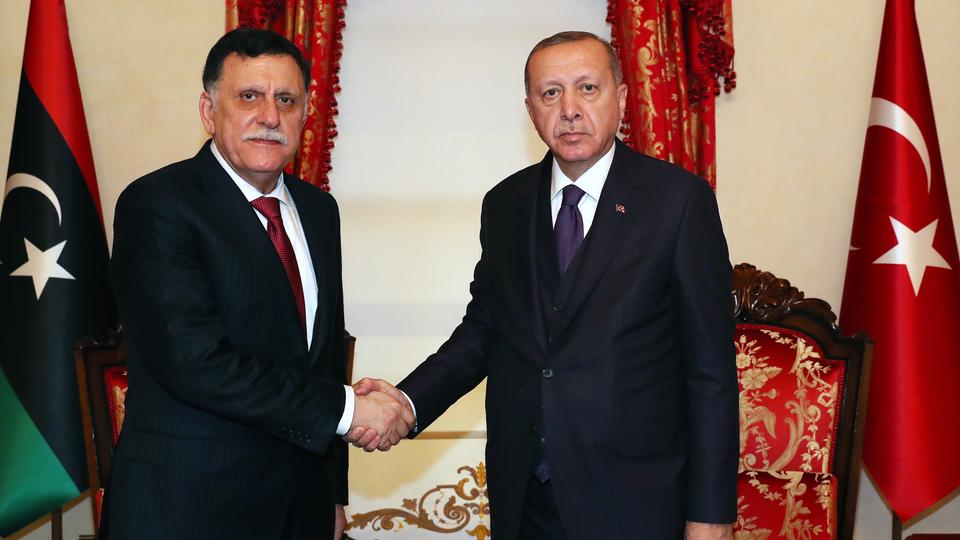 الرئيس التركي رجب طيب أردوغان يلتقي رئيس الحكومة الليبية فايز السراج في إسطنبول لبحث آفاق التعاون بين البلدين