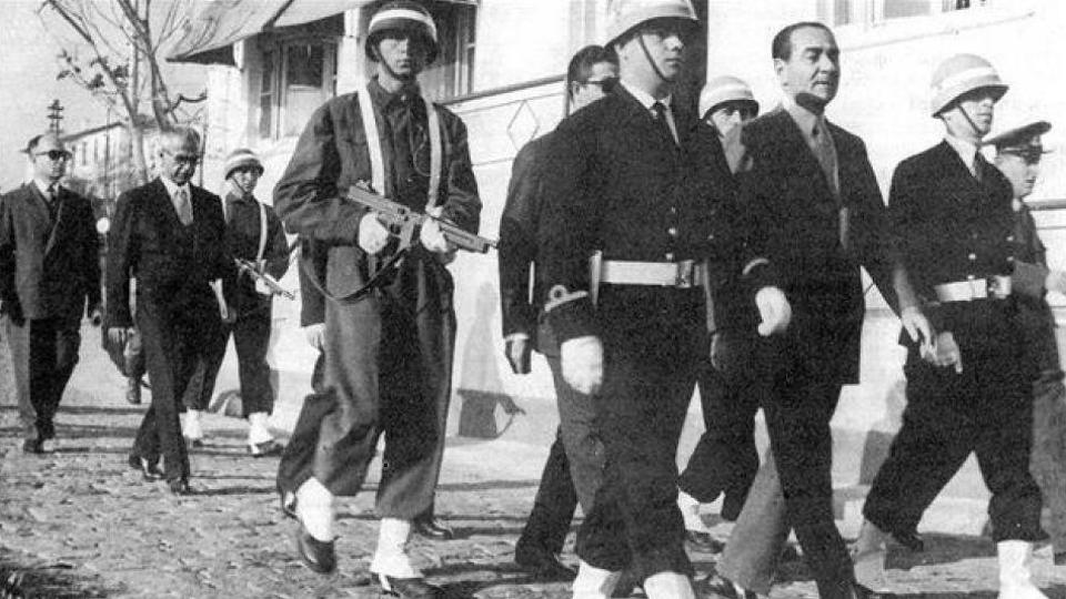 مندريس هو أول رئيس وزراء تركي يواجه انقلاباً عسكرياً ينتهي بالإطاحة به وإعدامه، وذلك في سبتمبر/أيلول 1961
