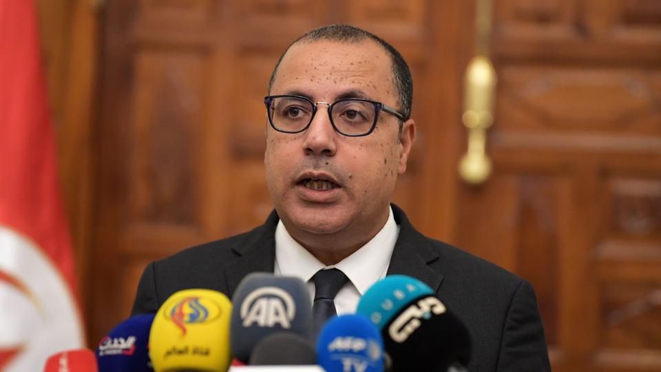 قال رئيس الحكومة التونسي هشام المشيشي، إنه لم يعد مسموحاً بتوقف إنتاج قطاعي الفوسفات والنفط