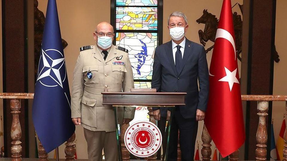 وزير الدفاع التركي خلوصي أقار يستقبل رئيس اللجنة العسكرية لحلف الناتو ستيوارت بيتش بمقر الوزارة في أنقرة