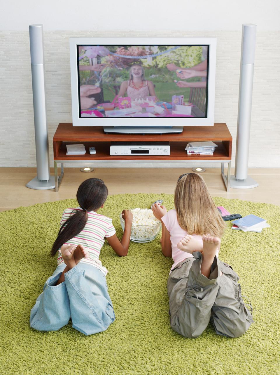 يمكن أن يكون التلفاز جزءاً من طفولة صحيّة، وما دام لم يتم إساءة استخدامه فهو يؤدي دوراً كبيراً في تربية الأطفال