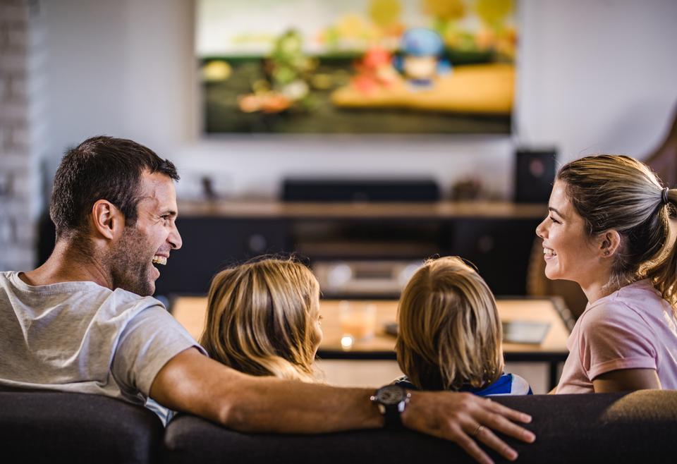 الدراسات أثبتت أن مشاهدة التلفاز لساعات طويلة قد تؤدي إلى انعزال الطفل عن أسرته، إذ يفضل الجلوس أمام الشاشة على التواصل معهم