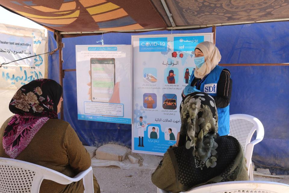 جلسات توعوية للحدّ من مخاطر فيروس كورونا المستجدّ في مخيمات إدلب