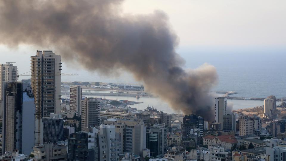 رئيس حكومة تصريف الأعمال اللبناني حسان دياب يطالب بتحقيق سريع حول الحريق الذي نشب أمس في مرفأ بيروت