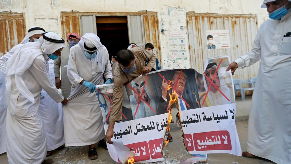 أثار الإعلان عن الاتفاق ردود فعل من أحزاب وجمعيات عربية ورفضاً شعبياً عربياً ومن شخصيات ومواطنين بحرينيين