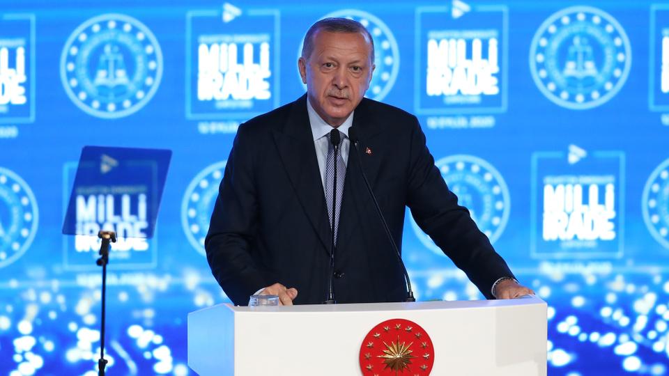 أردوغان يحذّر ماكرون ويوجه نصيحة لليونان