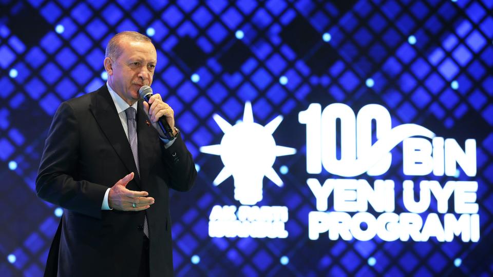 دعا الرئيس التركي رجب طيب أردوغان، نظيره الفرنسي إلى استخلاص العبر من التاريخ، وألا يعطي تركيا دروساً في الإنسانية