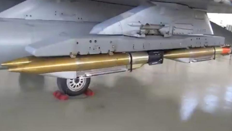 تركيا طورت رفّ تعليق خاصاً لطائرات إف-16 بإمكانه حمل 4 قنابل على كل جناح للمقاتلة