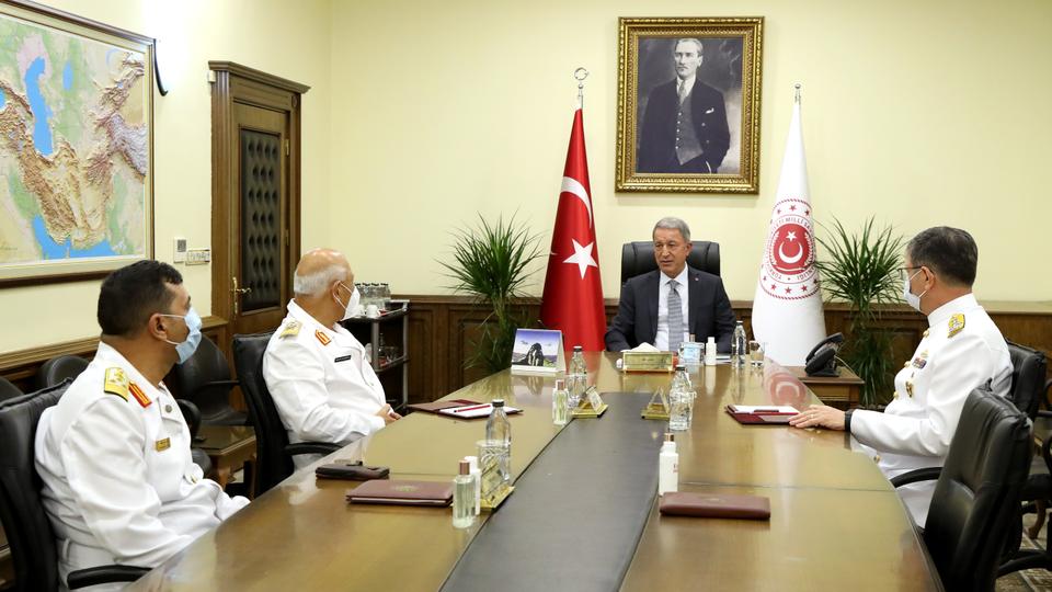 قائد القوات البحرية التركي الأدميرال عدنان أوزبال حضر اللقاء إلى جانب وزير الدفاع التركي