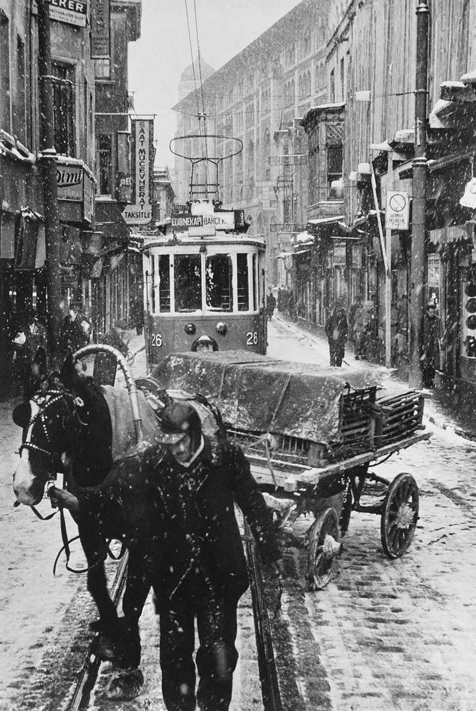 ترام وأمامه حصان يجرّ عربة في يوم شتائي من سنة 1956 بسيركجي