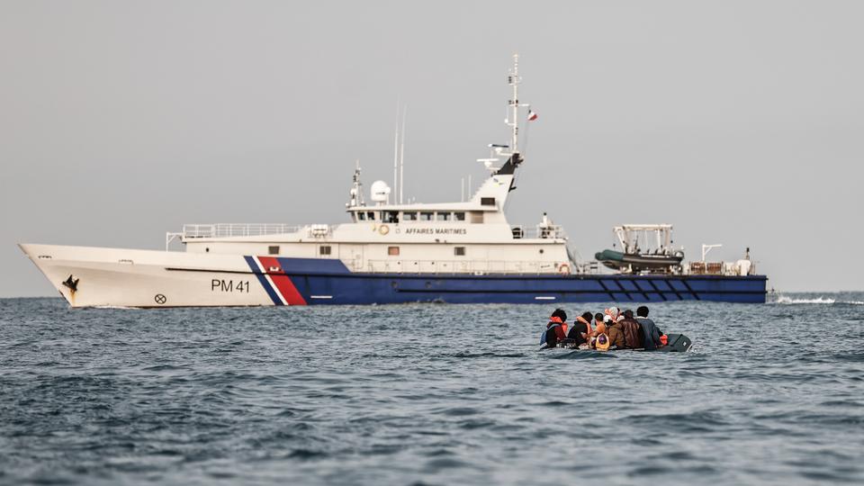 سفينة فرنسية تدفع بقارب لاجئين للمياه البريطانية في بحر المانش