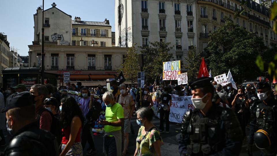 مظاهرات في فرنسا احتجاجاً على سياسات ماكرون الاقتصادية والاجتماعية