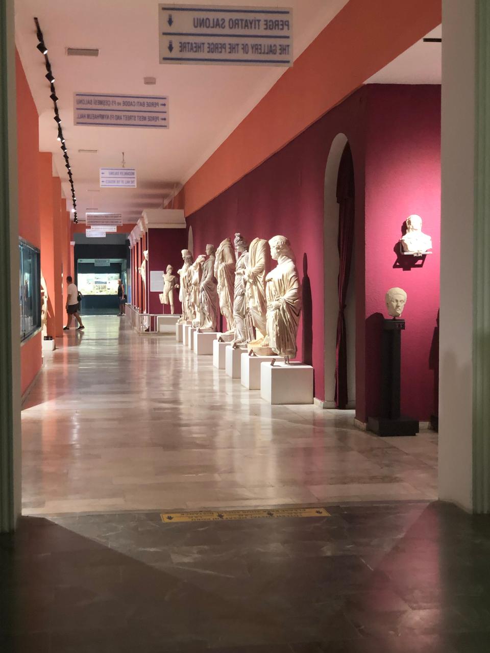 قاعة عرض من ثلاثة عشر صالة يضمّها متحف أنطاليا وتحوي تماثيل وهياكل ومجسمات من الحضارتين الرومانية والبيزنطية