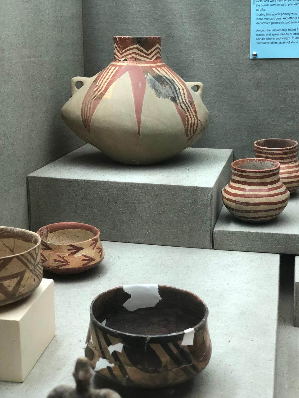 يضمّ متحف أنطاليا قطع فخار نادرة تعود إلى العصر اليوناني مثل الأواني والقوارير القديمة 