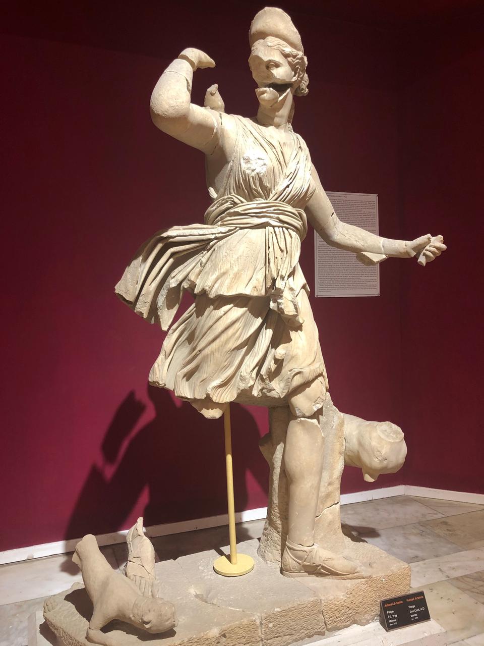 يضم المتحف الأثري في أنطاليا تمثال لأرتميس تم اقتناؤه من بيرج، ويعد أرتميس واحدا من ألهة الصيد في جبل أوليمبوس
