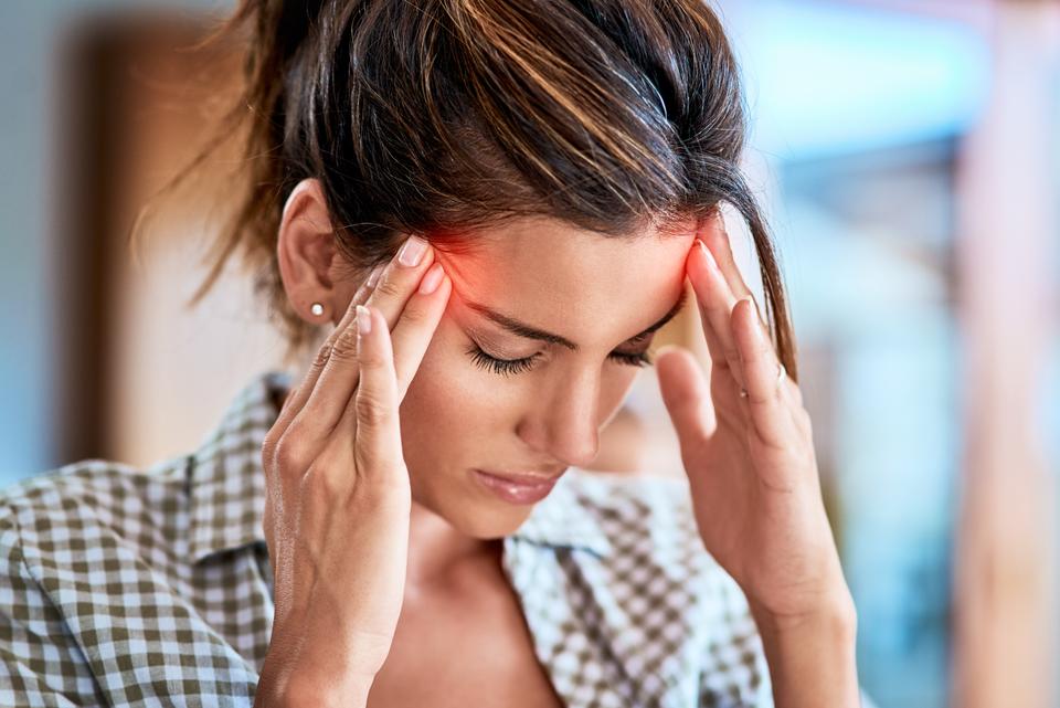 النوبة يرافقها وجود ألم في الرأس على أحد الجانبين في العادة، ولكن هذا لا ينفي إمكانية الإحساس بألم الرأس على الجانبين