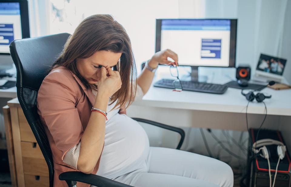 تعاني كثير من النساء من الصداع النصفي خلال فترة الحمل