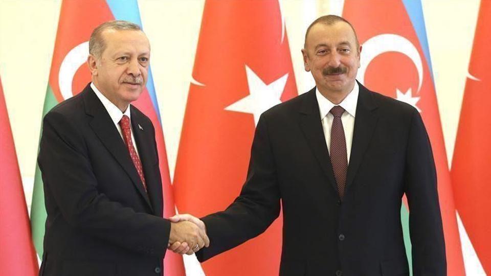 الرئيس التركي يؤكد لنظيره الأذربيجاني أن تركيا ستواصل تضامنها وستقويه مع إخوتها الأذربيجانيين 