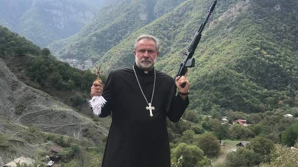 الخارجية الأرمينية تنشر صورة لرجل يرتدي لباس قسيس مسيحي وعليه الصليب رافعاً السلاح