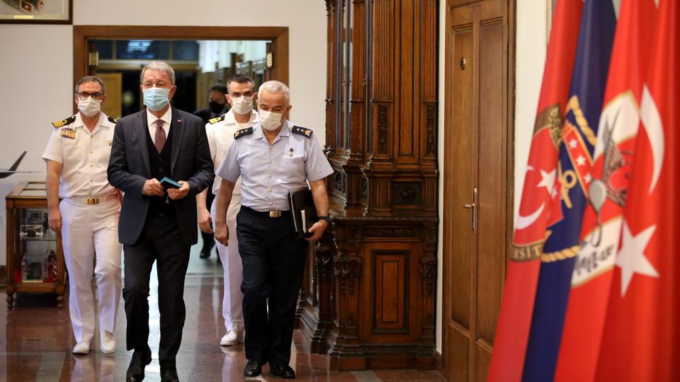 وزير الدفاع التركي طالب أرمينيا بوقف هجماتها 