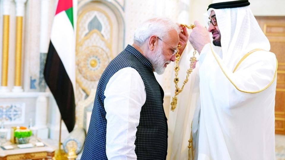 محمد بن زايد في أثناء تقليد رئيس وزراء الهند وسام زايد أعلى وسام في الإمارات  
