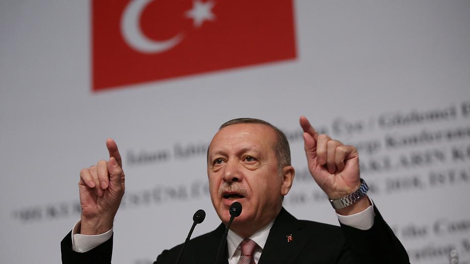 أردوغان: قيام فرنسا التي تعتبر نفسها قلعة العلمانية والحريات، بعرض الرسوم الكاريكاتورية المسيئة إلى النبي محمد مرة أخرى، يعتبر من أبشع أشكال الابتذال