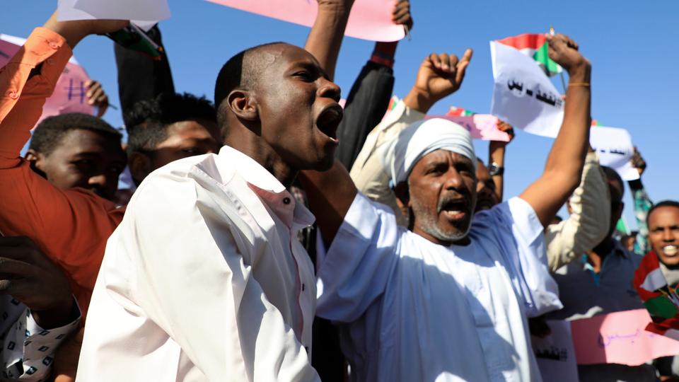 أعلن تجمع المهنيين السودانيين رفض قرار السلطات السودانية إغلاق جسور العاصمة تحسباً لمسيرات شعبية