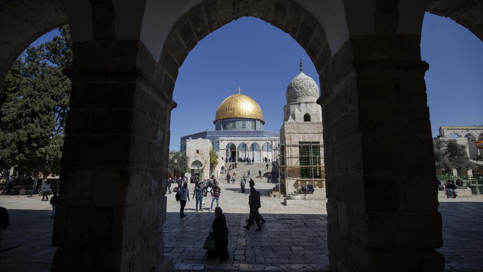 مركز حقوقي فلسطيني يقول إن مقدسيين أجبروا وفداً إماراتياً على مغادرة المسجد الأقصى بعد دخوله تحت حراسة الشرطة الإسرائيلية