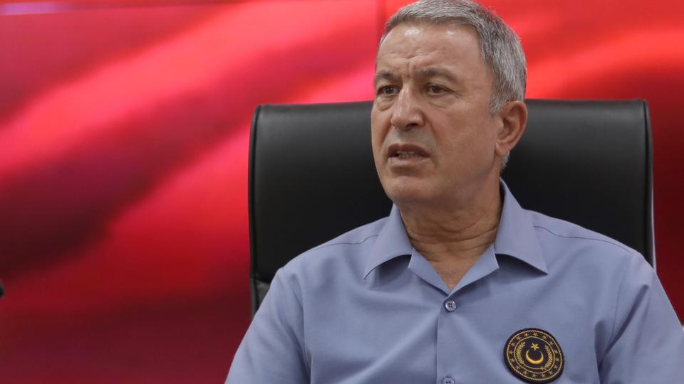 وزير الدفاع التركي خلوصي يقول إن على أرمينيا احترام هدنة وقف إطلاق النار والانسحاب من الأراضي الأذربيجانية