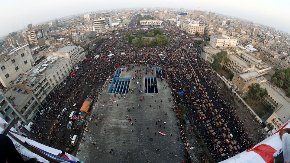 في أكتوبر/تشرين الأول الماضي أغلق محتجون ضد الفساد وسوء الظروف المعيشية ساحة التحرير بالخيام، التي تحولت لاحقاً إلى مركز الحراك الشعبي في العاصمة