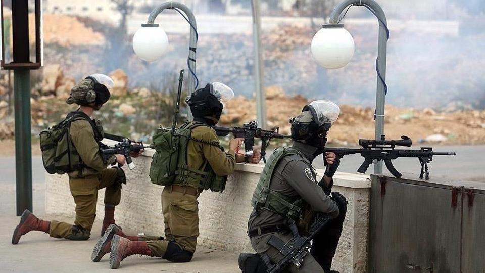 الاحتلال الإسرائيلي يعتقل قيادياً بحماس ويفقأ عين شاب
