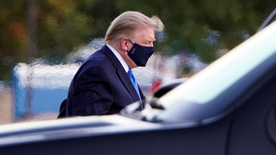 الرئيس الأمريكي يصل إلى مركز طبي عسكري للعلاج من فيروس كورونا 