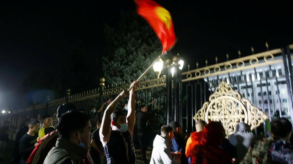متظاهرون في قيرغيزستان يستولون على مقر السلطة ويطلقون سراح الرئيس السابق ألمازبيك أتامباييف