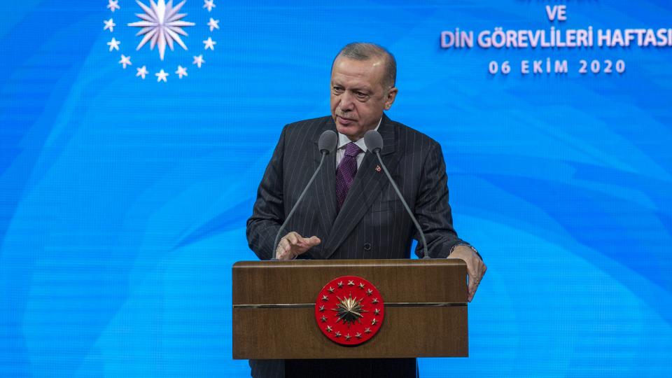 الرئيس التركي رجب طيب أردوغان ينتقد تصريحات الرئيس الفرنسي حول الإسلام