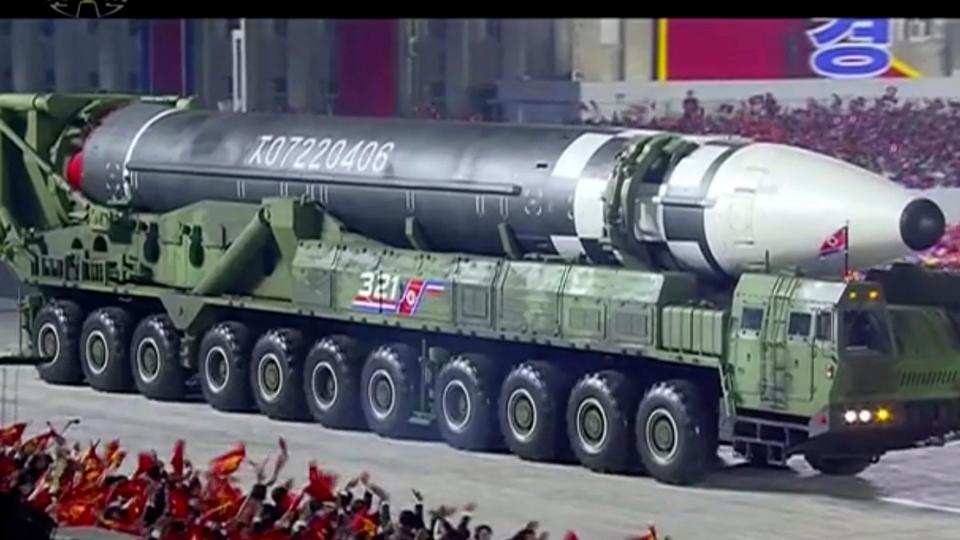 كشفت كوريا الشمالية عن صاروخ باليستي جديد عابر للقارات خلال عرض عسكري غير مسبوق أًقيم في العاصمة بيونغيانغ