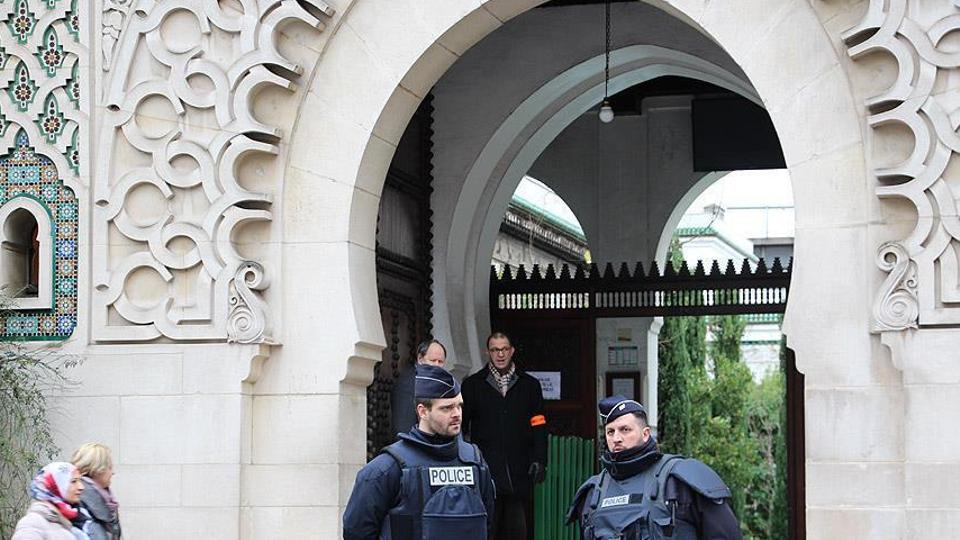 وزير الداخلية الفرنسي يعلن إغلاق بلاده 73 مسجداً ومدرسة خاصة ومحلاً تجارياً بذريعة 