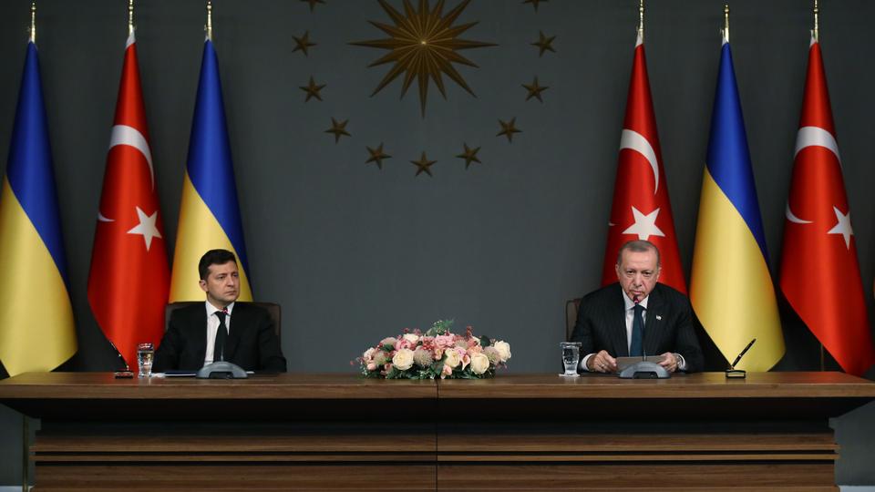 الرئيس التركي ونظيره الأوكراني يؤكدان استعداد بلديهما لتعزيز العلاقات التجارية والتعاون الدفاعي بينهما