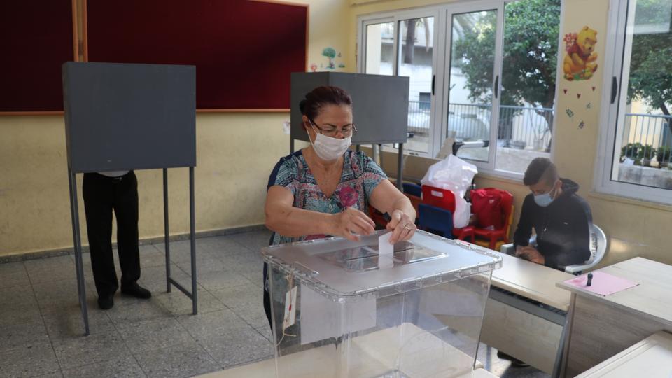 الناخبون في جمهورية شمال قبرص التركية يتوجهون إلى صناديق الاقتراع للإدلاء بأصواتهم في الجولة الثانية من الانتخابات الرئاسية