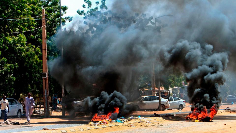 لقطات متداولة على الإنترنت لتجمُّع المحتجين في الخرطوم وأم درمان ومدن أخرى، ومتظاهرون يشعلون النار في إطارات السيارات في بعض مناطق العاصمة
