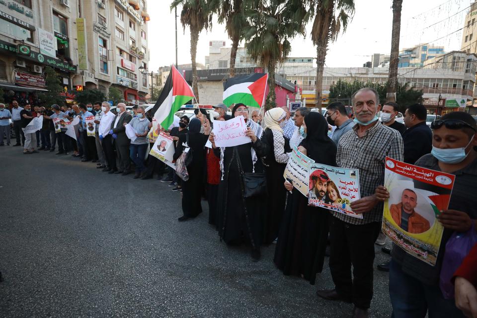 عشرات الفلسطينيين ينظمون وقفة تضامنية مع المعتقل الفلسطيني المضرب عن الطعام ماهر الأخرس
