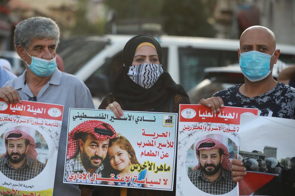 فلسطينيون يتظاهرون في رام الله تضامناً مع المعتقلل الفلسطيني المضرب عن الطعام ماهر الأخرس
