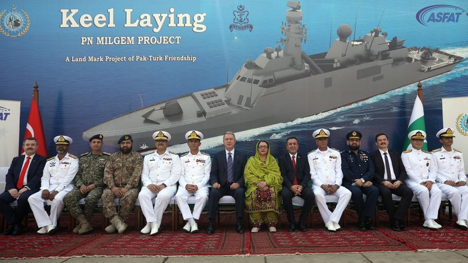 وزير الدفاع التركي يشارك في مراسم وضع الطراد الثالث الذي تصنعه تركيا للجيش الباكستاني في مزلقة السفن بمدينة كراتشي 
