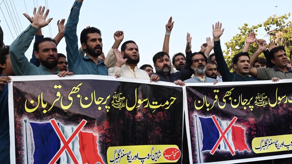 مظاهرات حاشدة في باكستان اعتراضاً على نشر الرسوم الفرنسية المسيئة للإسلام