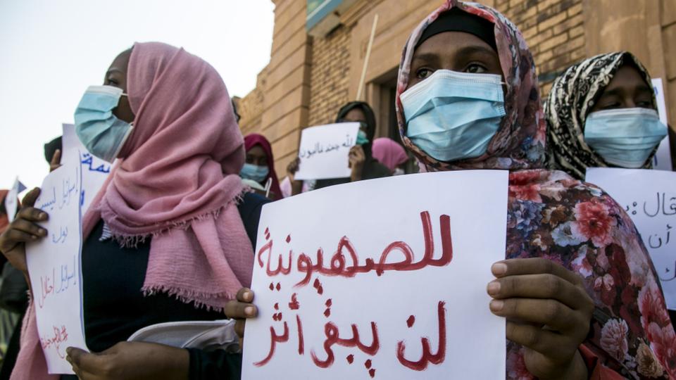 عشرات يشاركون في وقفة احتجاجية مناوئة للتطبيع مع إسرائيل في السودان 