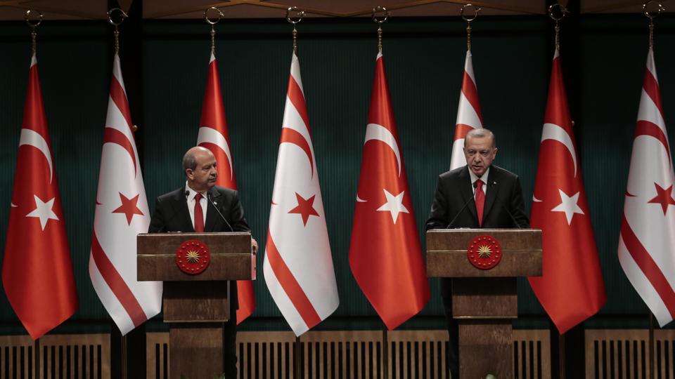 الرئيس التركي رجب طيب أردوغان يعقد مع رئيس جمهورية شمال قبرص أرسين تتار مؤتمراً صحفياً في أنقرة