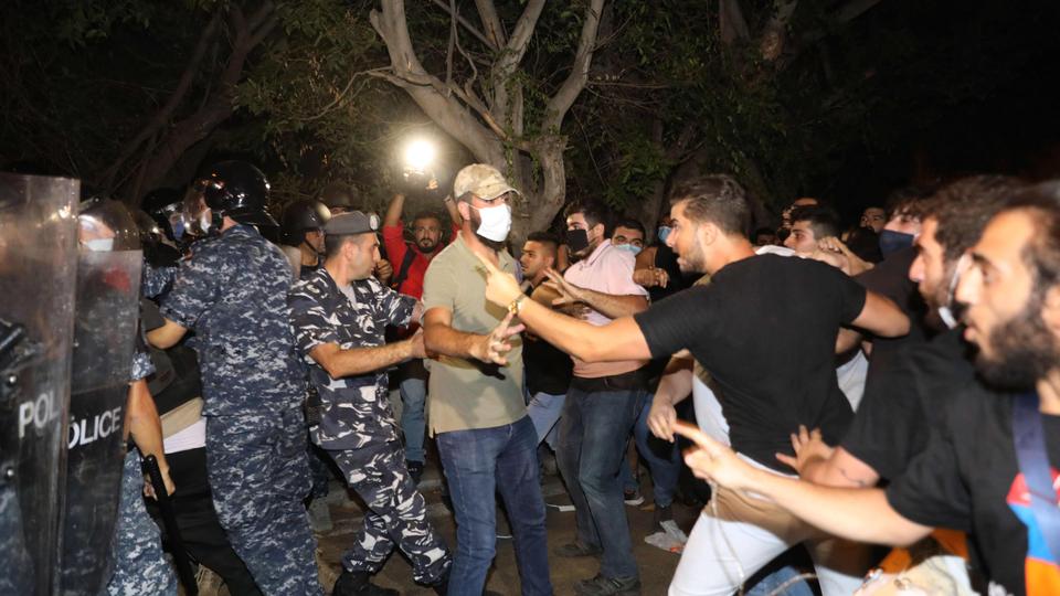 اعتدت مجموعة من المواطنين اللبنانيين ذوي الأصول الأرمنية على قوات الأمن اللبنانية أمام السفارة التركية في بيروت