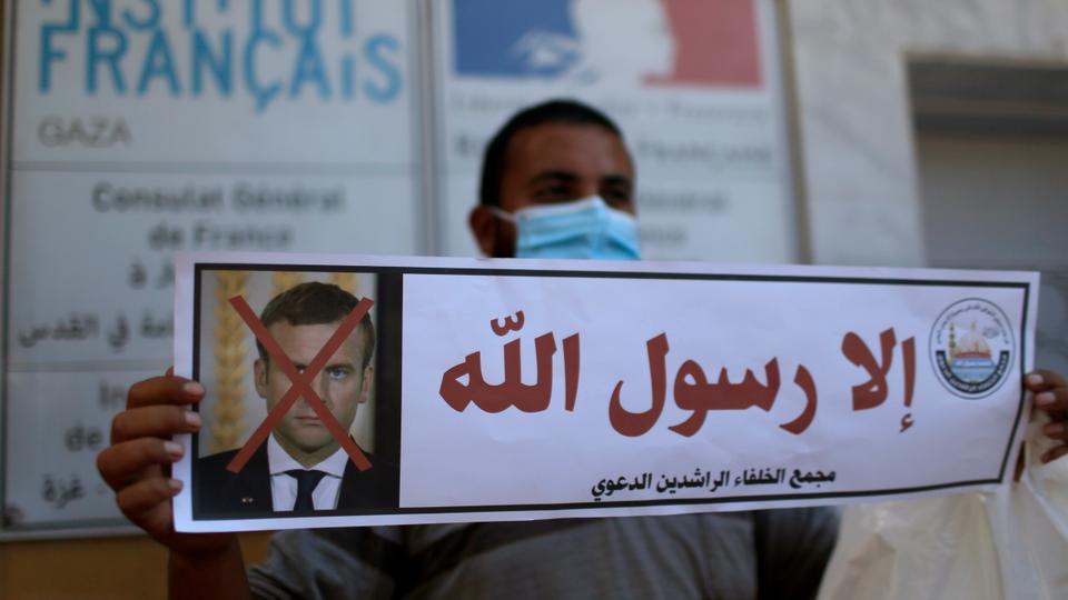 وقفات شعبية في عدد من الدول الإسلامية أمام السفارات والممثليات الفرنسية احتجاجاً على إساءة ماكرون