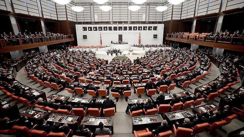 ممثلو الأحزاب التركية يرفعون مذكرة احتجاج وإدانة لتصريحات ماكرون المسيئة للدين الإسلامي           